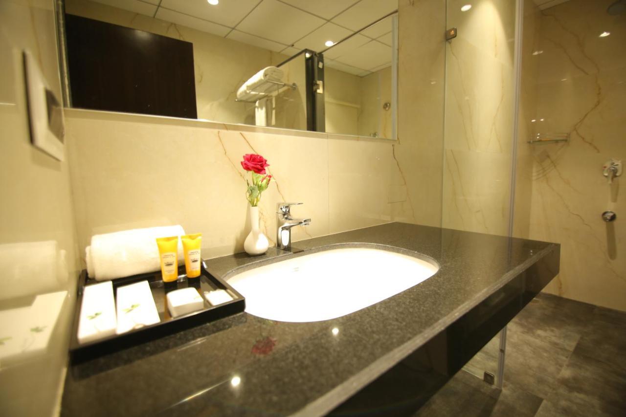 Sri Sri Sri Hotel Khammam 外观 照片