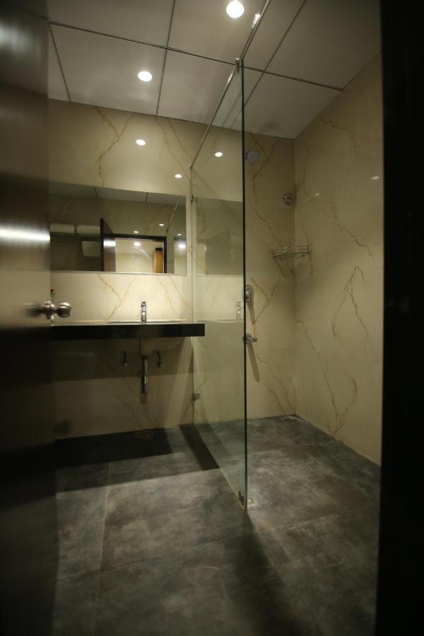 Sri Sri Sri Hotel Khammam 外观 照片
