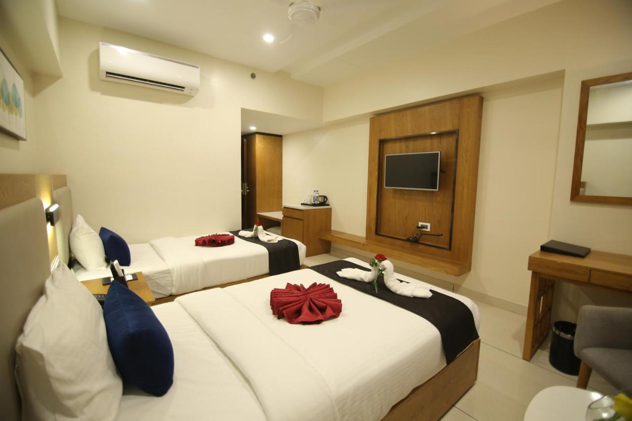 Sri Sri Sri Hotel Khammam 外观 照片