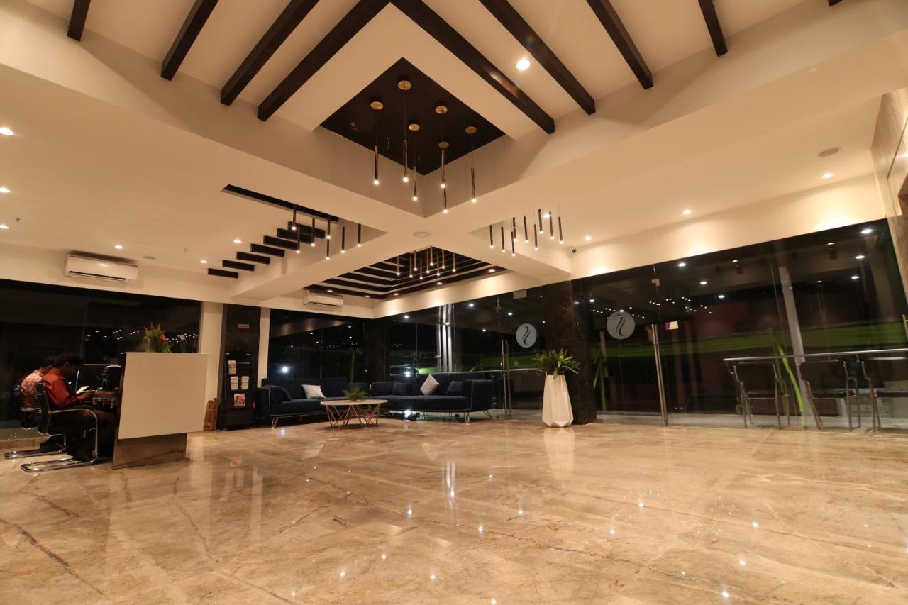 Sri Sri Sri Hotel Khammam 外观 照片