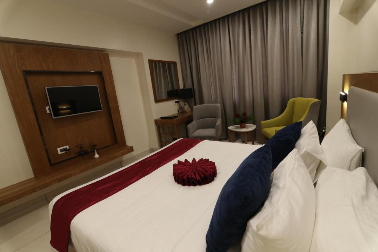 Sri Sri Sri Hotel Khammam 外观 照片