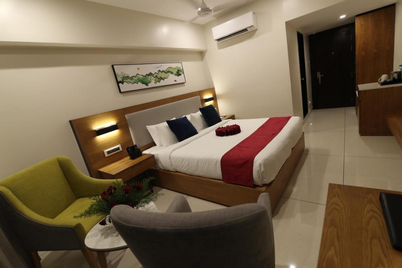 Sri Sri Sri Hotel Khammam 外观 照片