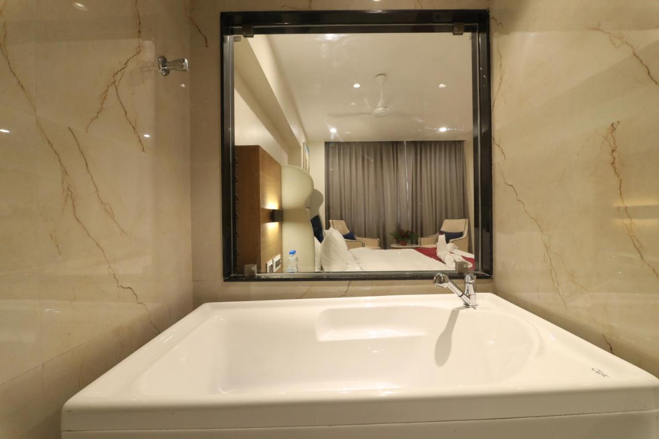 Sri Sri Sri Hotel Khammam 外观 照片
