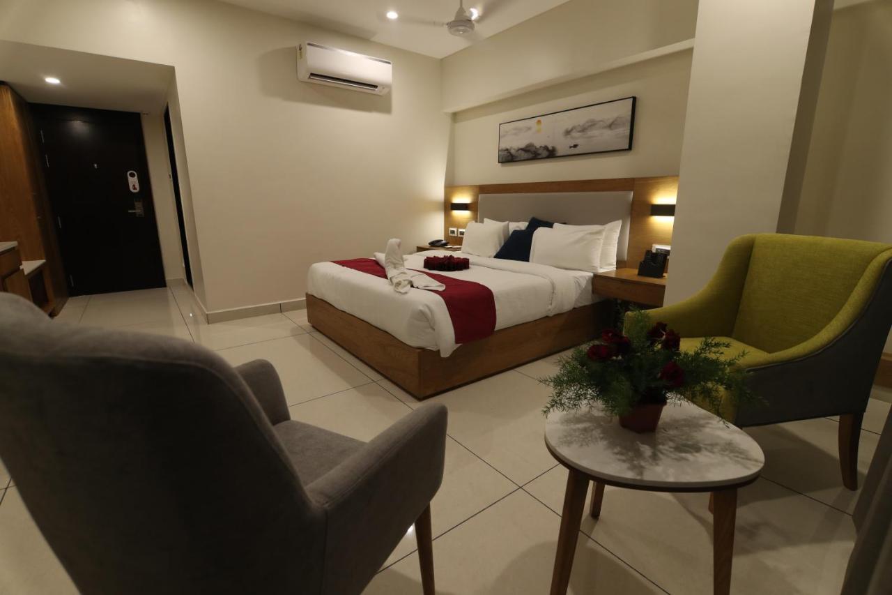 Sri Sri Sri Hotel Khammam 外观 照片