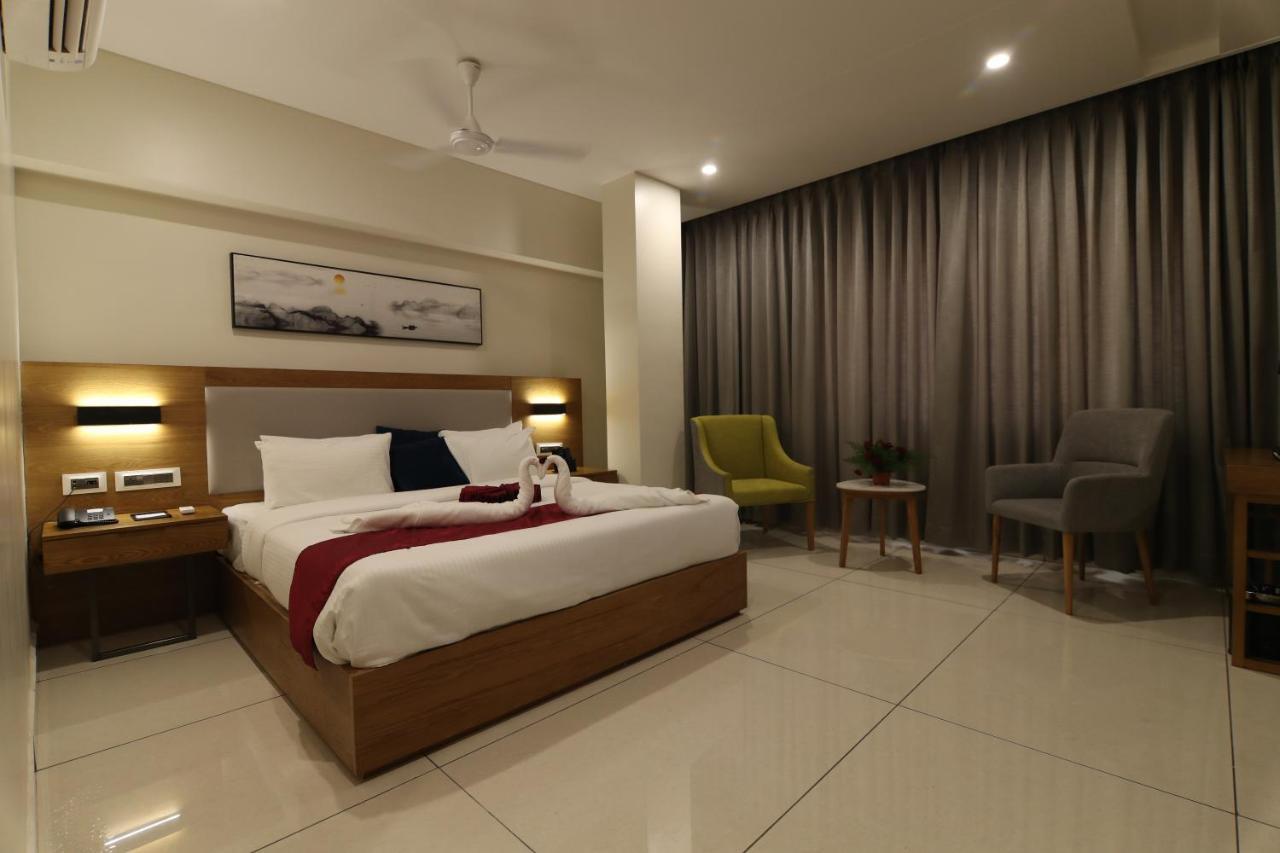 Sri Sri Sri Hotel Khammam 外观 照片