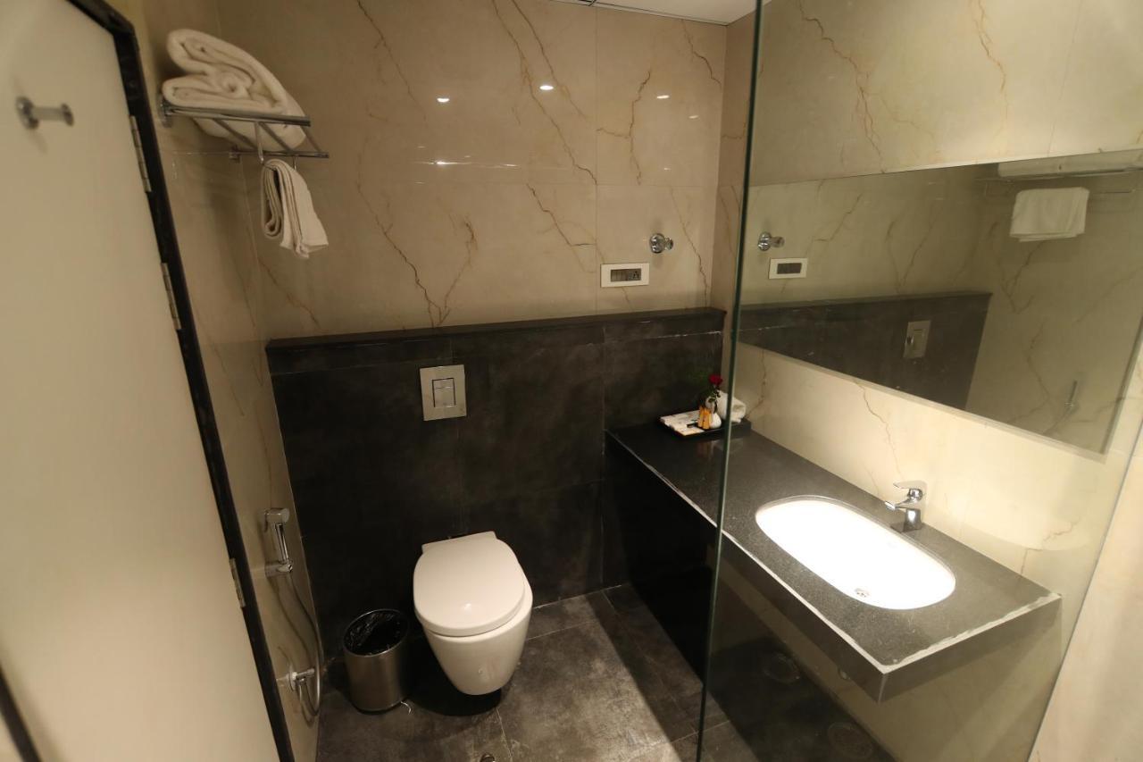 Sri Sri Sri Hotel Khammam 外观 照片