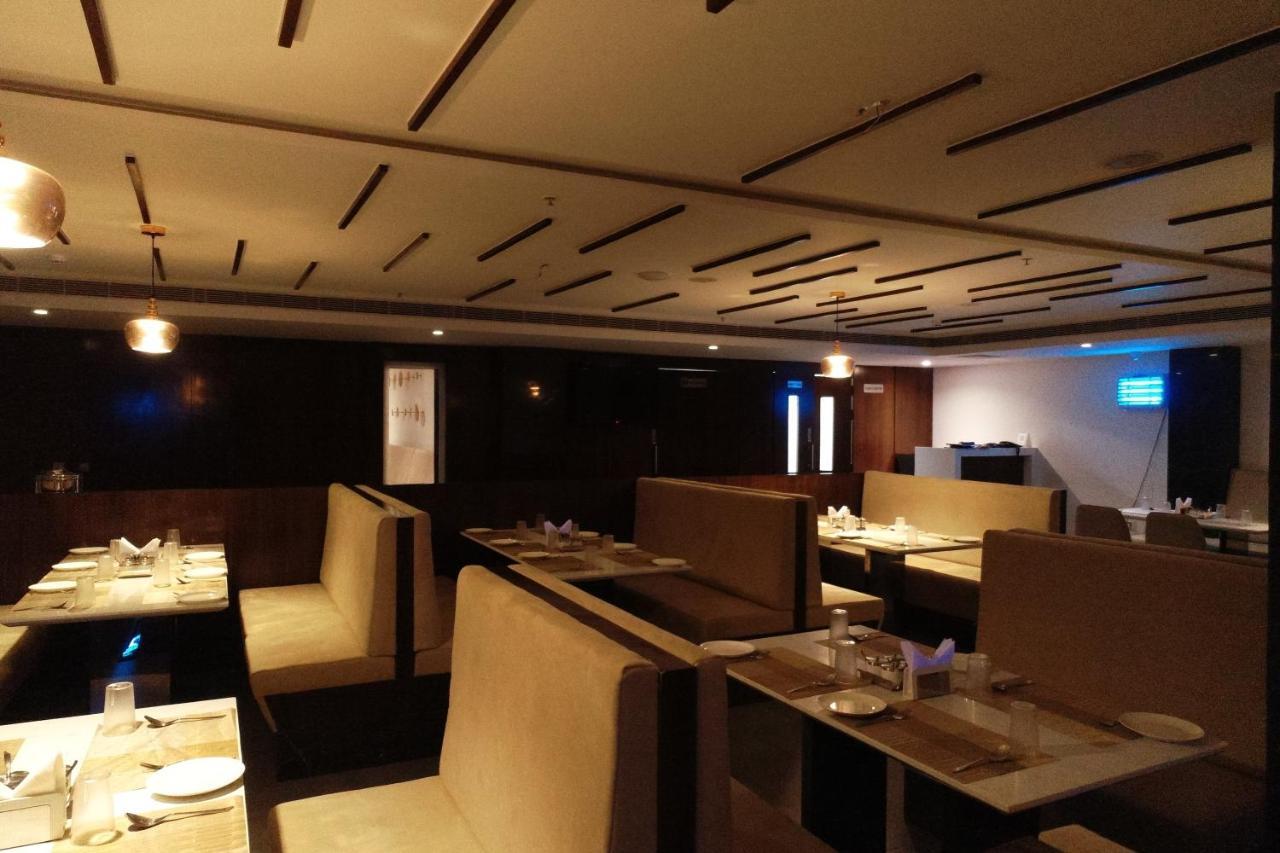 Sri Sri Sri Hotel Khammam 外观 照片